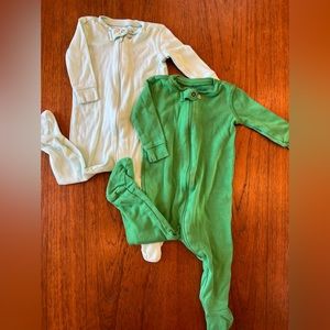 Set of 2 Primary footie pajamas